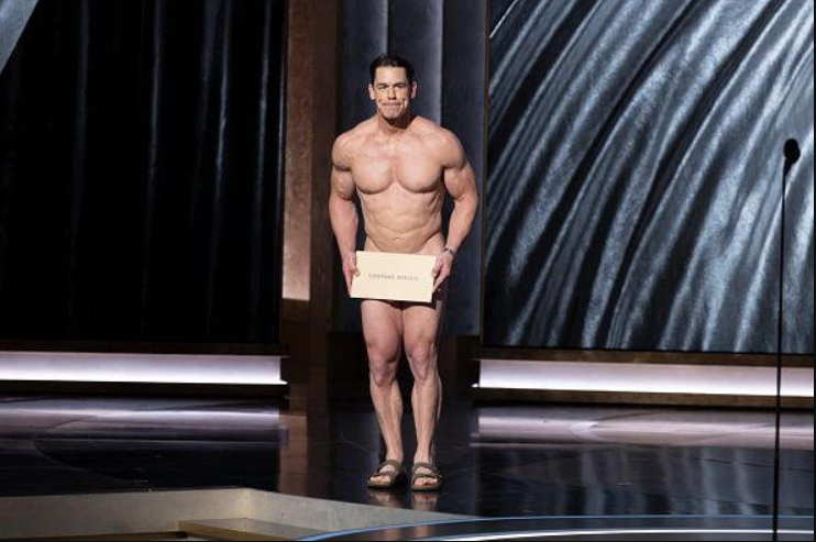 ¿John Cena estaba completamente desnudo en los Oscar 2024?