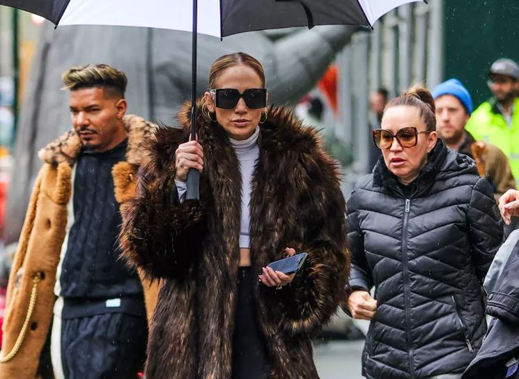 Jennifer López detiene el tráfico en Nueva York con su abrigo de pieles ¡y gafas de sol!