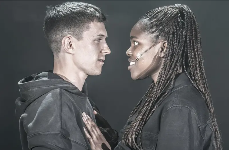 Tom Holland y Francesca Amewudah-Rivers protagonizan «Romeo y Julieta», pero dividen opiniones