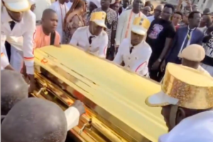 Profeta entierra a su madre en un ataúd de oro valorado en más de 100.000 dólares