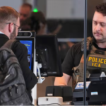 Hasta 40 inmigrantes son detenidos en un solo día en aeropuertos de Estados Unidos; intensifican operativos de  ICE